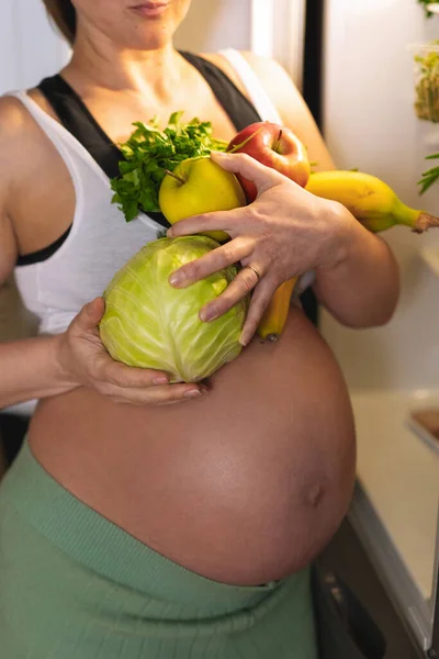Fotografie Těhotné Ženy Držící Zeleninu Ovoce Zahrady Těhotná Žena Zeleninou — Stock fotografie