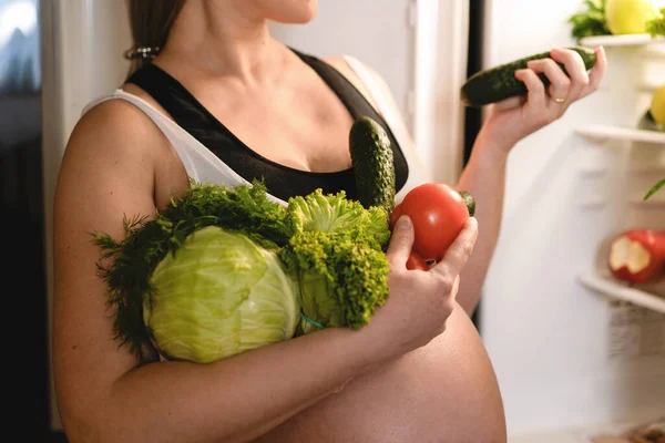 Verduras Frescas Manos Una Mujer Embarazada Las Verduras Cierran Cerca —  Fotos de Stock