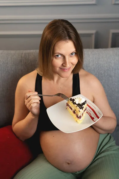Mujer Embarazada Caprichosa Comer Pedazo Pastel Por Noche Mujer Embarazada —  Fotos de Stock