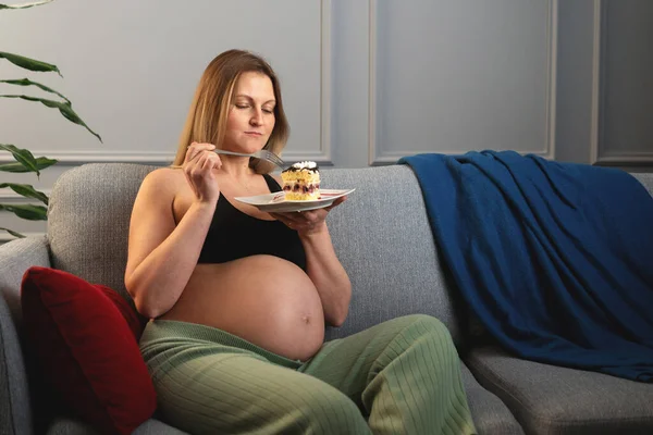 The pregnant woman wanted a cake, and then changed her mind because of toxicosis. Fulfilling the wishes of a pregnant woman.