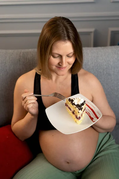Femeie Însărcinată Mănâncă Tort Canapea Insarcinata Care Iubeste Dulciurile Burta Fotografie de stoc