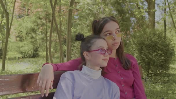 Two Girls Resting Park Bench Girls Who Enjoy Moment Here — Vídeos de Stock