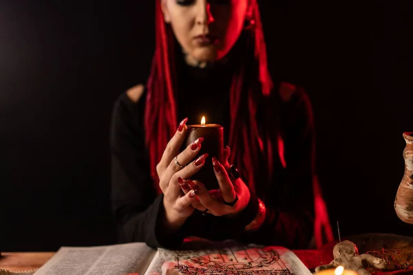 Ведьма Которая Совершает Ритуал Свечой Столе Книга Заклинаний Кукла Вуду Стоковая Картинка