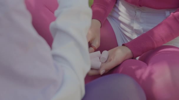 Girls Holding Marshmallows Hands Marshmallows Park Bench Delicious Snack Fresh — Wideo stockowe