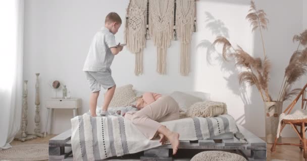 Çocuk Annesinin Erkek Kardeşiyle Birlikte Yatağında Fotoğraflarını Çekiyor Oğul Annesinin — Stok video