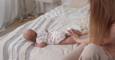 Yatakta yeni doğmuş bir bebeğin masraflarını karşılamak. Şefkatli bir anne, bebek sağlığıyla ilgilenir. Parlak yatak odası..