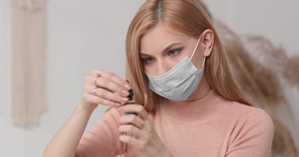 Mam Draagt Een Masker Gebruikt Een Pipet Vitaminen Nemen Vitaminen — Stockvideo