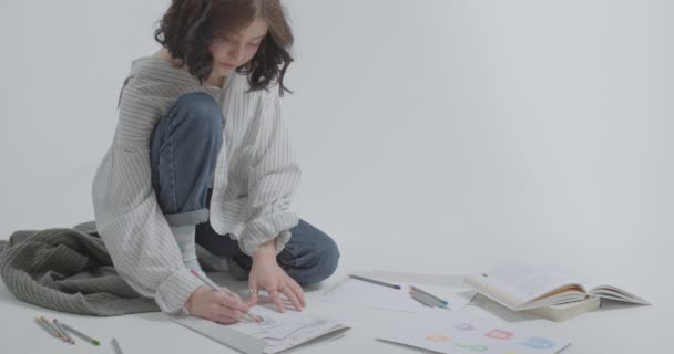 직업으로 소녀의 취미이다 예술가가 싶다는 색연필로 그림을 그리는 — 비디오