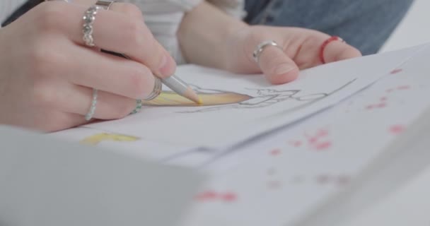 Estudante Pinta Vestido Cores Brilhantes Visão Mundo Cores Brilhantes Desenhos — Vídeo de Stock