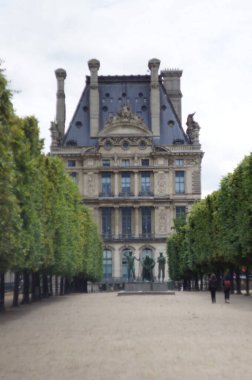 Louvre kulelerine bak