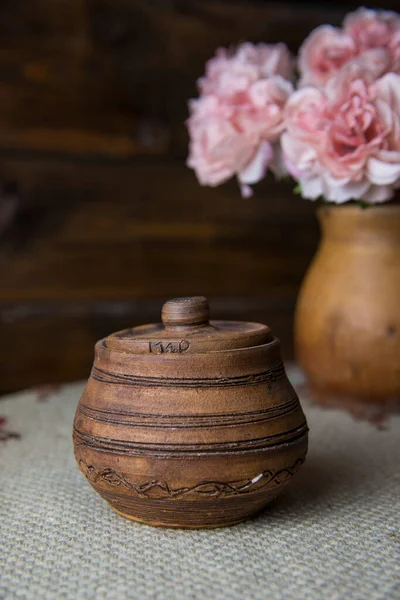 Çiçekler ve vazolarla dolu bir hayat. Sürahi ve Milli