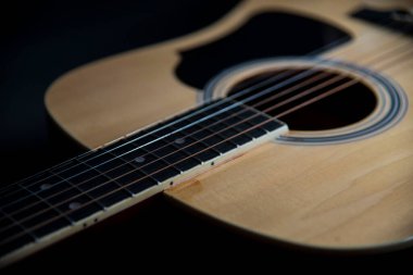 akustik gitarı kapat.