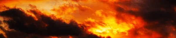 雲と黒の赤い空 ハロウィン アーマゲドン 黙示録 恐怖の概念 天国の背景を発射 コピースペース デザイン ウェブバナー ウェブサイトのヘッダー — ストック写真