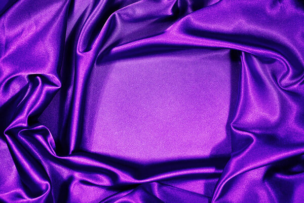 Фиолетовый пурпурный шелк атласный бархатный фон. Красивые мягкие волнистые складки. Вид сверху стола. Плоский лежал. Шинный задник с копировальным пространством для оформления, монтажа. Рождество, Валентин.