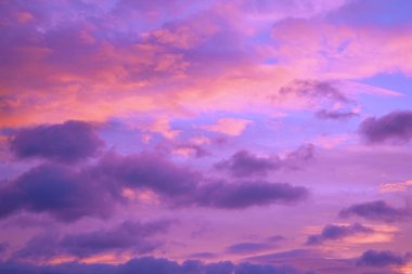 Mor turuncu pembe gün batımı. Tasarım için arka planda bulutlar olan güzel akşam gökyüzü.                               