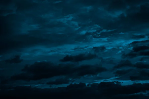 Драматичне Небо Хмарами Чорно Синє Зелене Нічне Небо Грім Тло — стокове фото