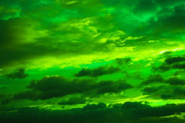 Драматичне Небо Хмарами Чорне Жовто Зелене Блакитне Нічне Небо Грім — стокове фото