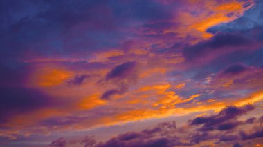 Mor turuncu gün batımı. Bulutlu akşam gökyüzü. Tasarım için alanı olan güzel renkli gökyüzü arkaplanı. Sihirli hayali gökyüzü.