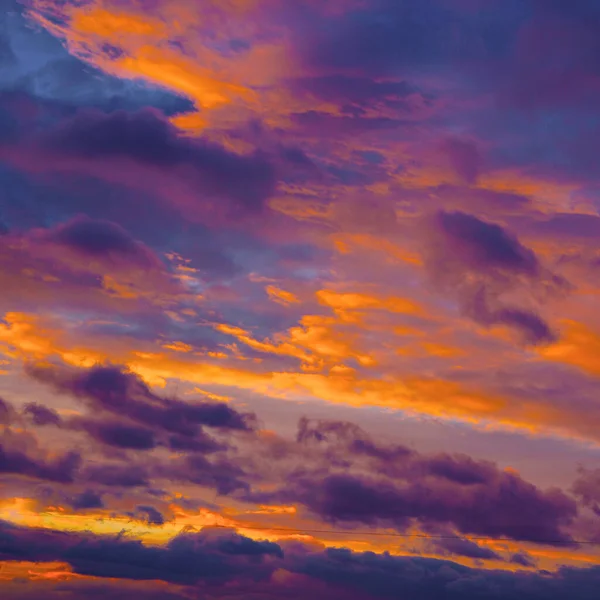 Lila Orange Sonnenuntergang Abendhimmel Mit Wolken Schöne Bunte Himmel Hintergrund — Stockfoto