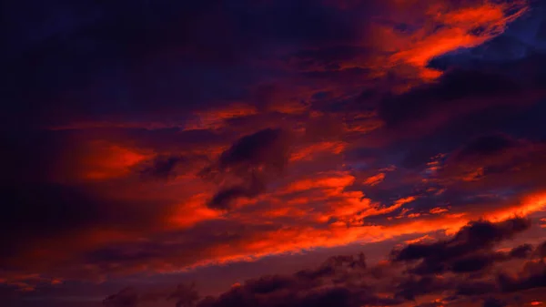 Coucher Soleil Violet Orange Ciel Nocturne Dramatique Avec Nuages Fond — Photo