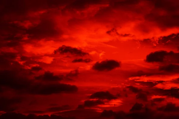 Яскраво Червоний Захід Сонця Драматичне Вечірнє Небо Хмарами Вогняне Небо — стокове фото