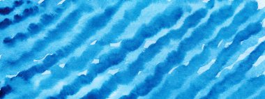 Dalgalı çizgili mavi suluboya deseni. Soyut su yüzeyi. Akış. Sanatsal arkaplan, tasarım için kopyalama alanı olan arkaplan. Afiş geniş. Panoramik.