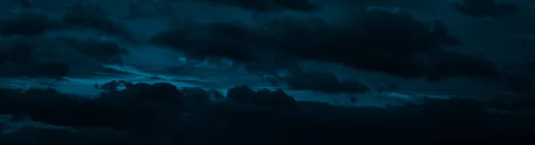 Чорно Синє Нічне Небо Хмарами Темне Сльозогінне Небо Фон Копіювальним — стокове фото