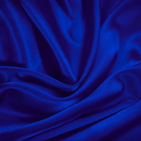 青い絹のサテン 柔らかい波状の折り目 光沢のある生地 デザインのためのコピースペースと豪華な背景 — ストック写真