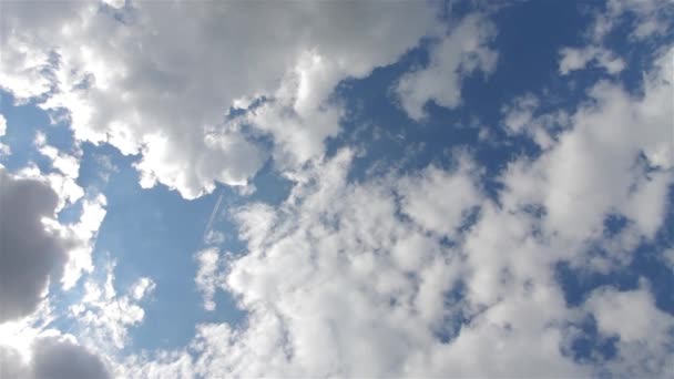 Avión pasa por las nubes en el cielo — Vídeos de Stock