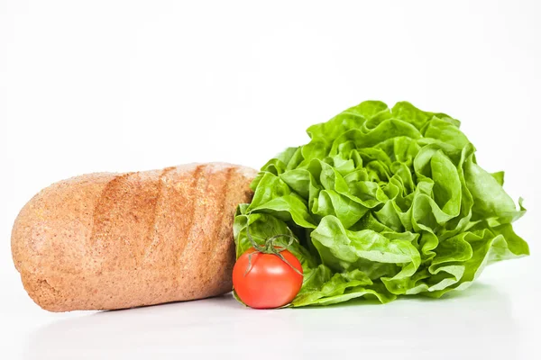 Café da manhã fresco e saudável com salada e bio tomate com pão — Fotografia de Stock