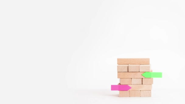 Edificio de pequeñas empresas con cubo de madera y pegatina — Vídeos de Stock