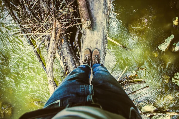 Wandelen in blauwe jeans en laarzen — Stockfoto