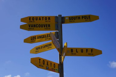 Yeni Zelanda 'daki Cape Reinga' da sarı yön işareti.