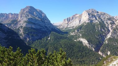 Kuzey İtalya 'da güzel yüksek kayalık dağları olan Dolomotes.