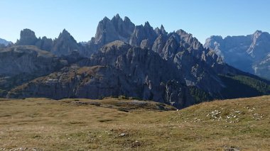 Kuzey İtalya 'da güzel yüksek kayalık dağları olan Dolomotes.