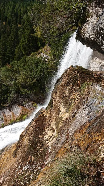Wodospadem Cascate Fanes Dolomitach Północnych Włoszech — Zdjęcie stockowe