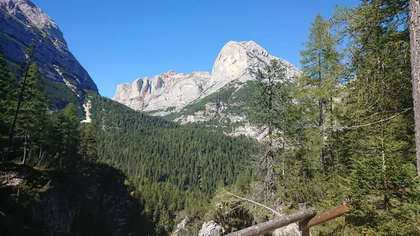 Kuzey İtalya 'daki Dolomity Dağları manzarası