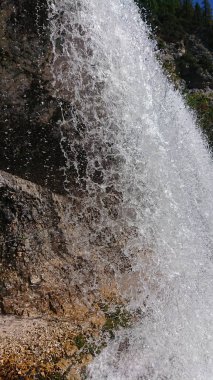 Kuzey İtalya 'da Dolomitlerdeki şelalenin arkasında Cascate de Fanes