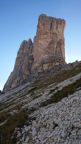 北イタリアの美しい高い岩の山を持つドロマイト — ストック写真