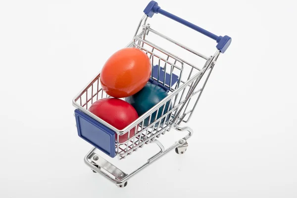 Huevos de Pascua en un carrito de compras —  Fotos de Stock