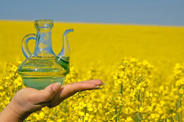 Verkrachting olie in een glazen fles — Stockfoto