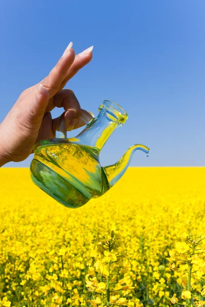 Verkrachting olie in een glazen fles — Stockfoto