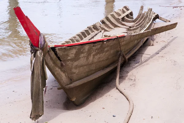 Antiguo barco dañado —  Fotos de Stock