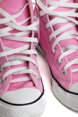 eski pembe renkli basketbol ayakkabıları