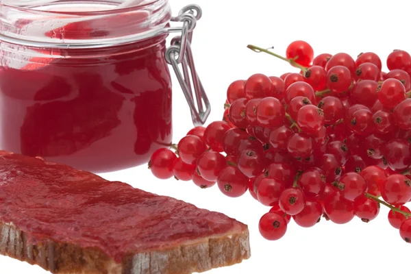 Röda vinbär marmelad på en skiva bröd — Stockfoto