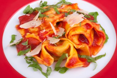 Domates soslu Tortellini.