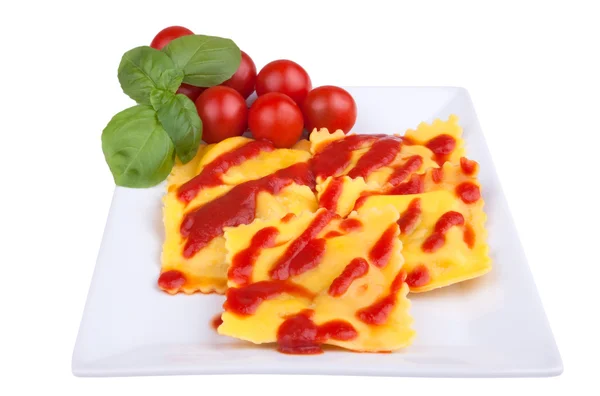 Ravioli mit Tomatensauce — Stockfoto