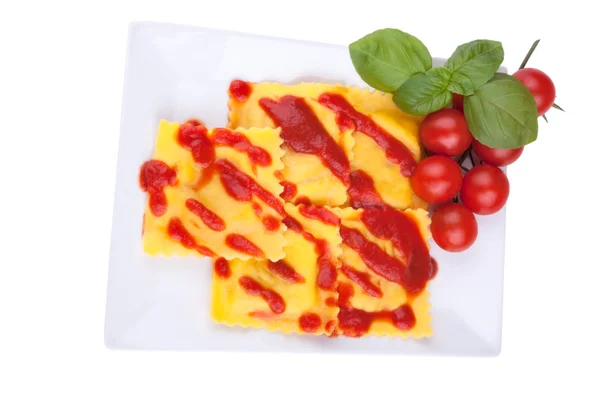 Ravioli mit Tomatensauce — Stockfoto