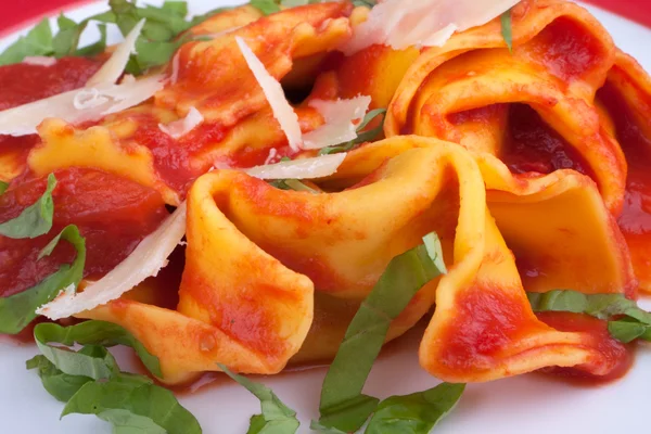 Tortellini med tomatsås — Stockfoto