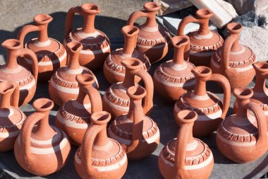 Yeni imal edilmiş toprak testiler